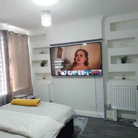 Dem's Lodge Dagenham Eksteriør billede